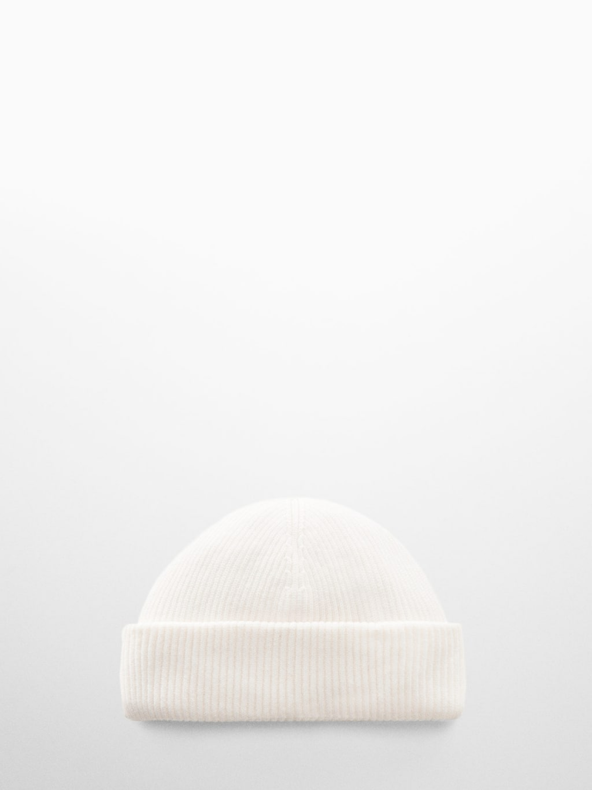 Short knitted hat
