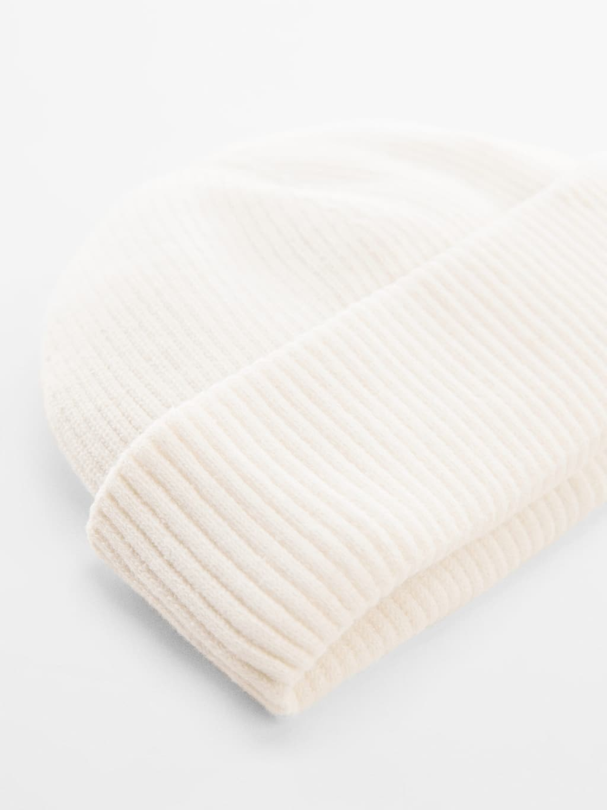 Short knitted hat