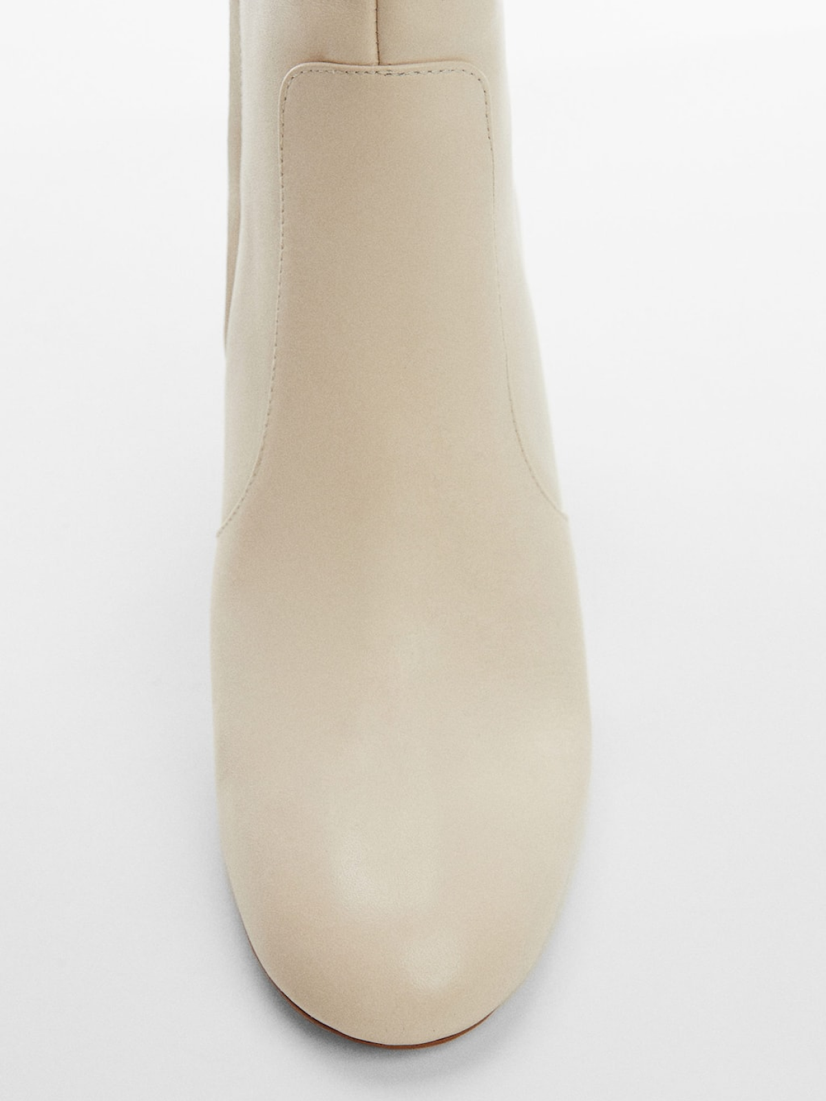 Round-toe leather boots