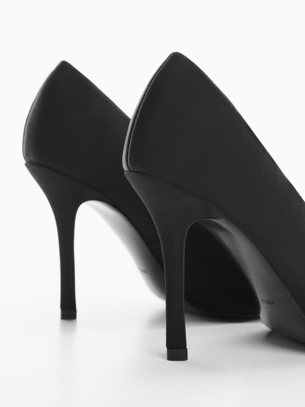 Pointed toe heel shoes