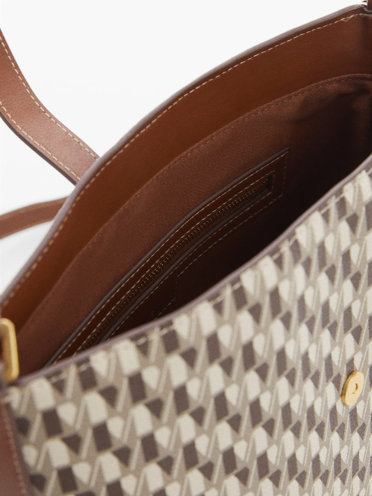 Logo bag with contrast details